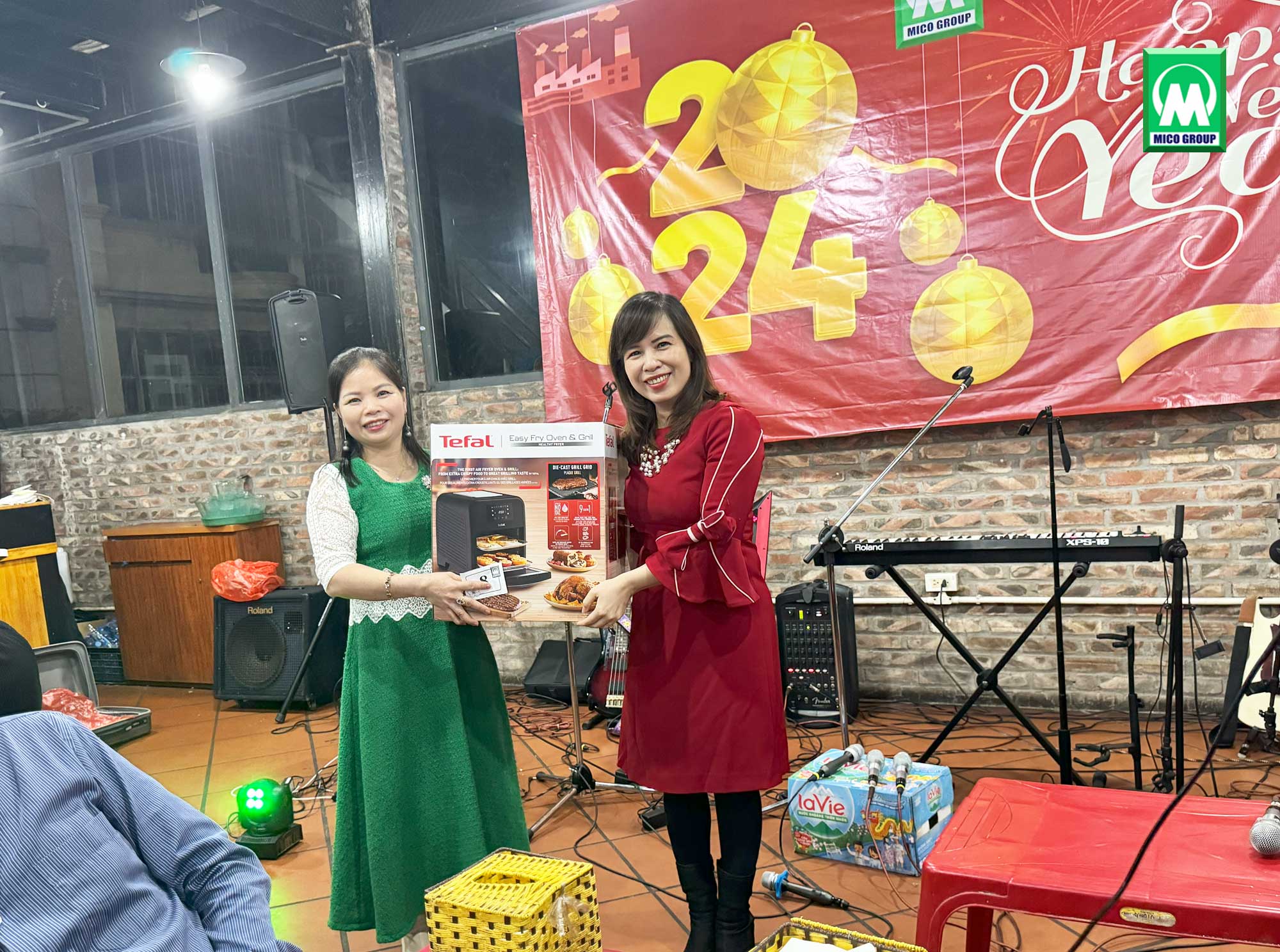 Mrs Liên Hương trao thưởng giải nhất cho Mrs. Thanh Tú